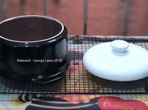 新砂锅冲洗干净，擦干水分，倒扣过来放在干燥，通风的地方，晾干备用。