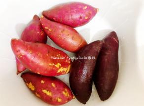 红薯洗干净，控干水分，备用。