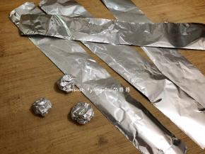 把锡纸剪成宽度一样的长条，然后搓成大小一致的小圆球。