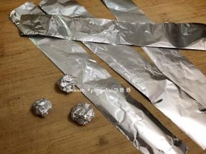 把锡纸剪成宽度一样的长条，然后搓成大小一致的小圆球。