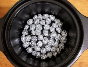 把小圆球均匀地平铺在砂锅中。