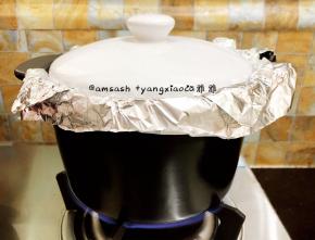 把洗干净的红薯都放进砂锅中，.盖上盖子，然后开中小火烤，大约需要烤四十分钟左右。