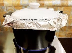 把洗干净的红薯都放进砂锅中，.盖上盖子，然后开中小火烤，大约需要烤四十分钟左右。
