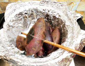 烤了一段时间后，可用筷子戳红薯，如果能够轻易穿透，红薯就烤熟了