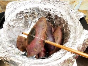 烤了一段时间后，可用筷子戳红薯，如果能够轻易穿透，红薯就烤熟了