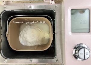 除了抹茶粉，红曲粉和猪油之外所有的材料混合均匀，放进面包机揉成光滑的面团。馒头要想蒸出来有光滑的表面，口感好，面团一定要揉到位。揉到面粉成团之后把10g的猪油放入面团中继续揉至面团光滑，我这里揉了20分钟，面团很光滑