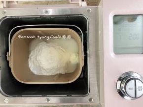 除了抹茶粉，红曲粉和猪油之外所有的材料混合均匀，放进面包机揉成光滑的面团。馒头要想蒸出来有光滑的表面，口感好，面团一定要揉到位。揉到面粉成团之后把10g的猪油放入面团中继续揉至面团光滑，我这里揉了20分钟，面团很光滑
