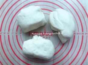 将揉好的面团平均分割成3份