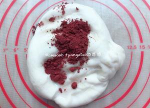 取一份加入红曲粉继续揉，揉到红曲粉和面团完全混合均匀。剩下的一半放回面包机桶内，防止面团表面变干。