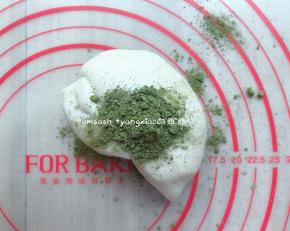 再取一份加入抹茶粉继续揉，揉到抹茶粉和面团完全混合均匀。