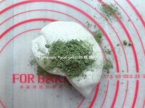 再取一份加入抹茶粉继续揉，揉到抹茶粉和面团完全混合均匀。