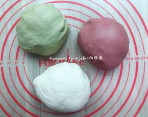 揉好的面团用保鲜袋盖住