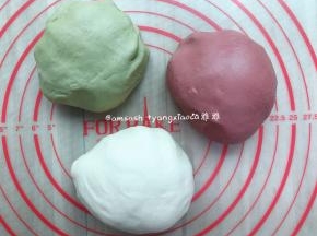 揉好的面团用保鲜袋盖住