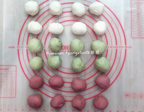 每个颜色的面团都分割成成平均的8等份，用保鲜膜盖住以防表面变干，松弛20分钟，一定要松弛到位，才可以进行下一步的操作