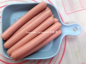 准备好火腿肠