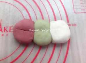 每个颜色的面团各取一个，并列摆好