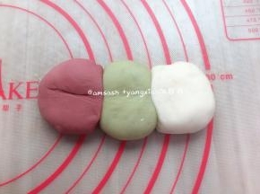 每个颜色的面团各取一个，并列摆好