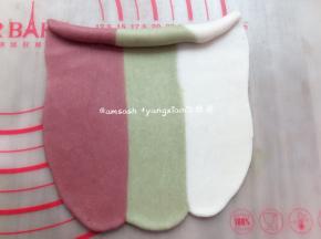 将面团擀成薄面，然后从上往下卷