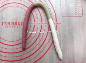 卷好的面团，搓成80厘米的长条