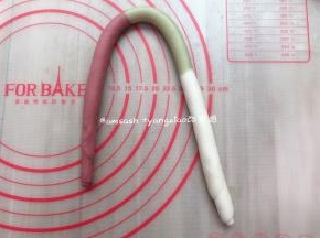 卷好的面团，搓成80厘米的长条