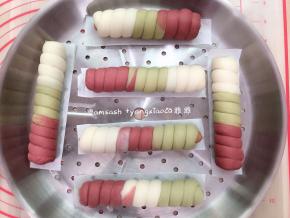 蒸锅接上水，做好的麻花馒头依次码在蒸格上，盖上盖子发酵至1.5倍大。我的发酵了差不多30分钟。