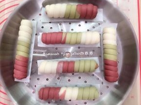 蒸锅接上水，做好的麻花馒头依次码在蒸格上，盖上盖子发酵至1.5倍大。我的发酵了差不多30分钟。