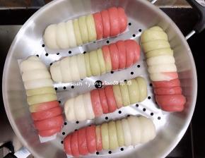 发酵好直接开中火蒸8分钟，蒸好后不要马上开盖子，焖3分钟后将盖子打开一条缝，慢慢放气，待蒸汽放得差不多了才完全开盖。以防蒸好后的包子遇到冷空气造成回缩问题