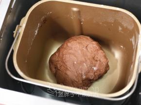 .除黄油外，将面团中的其它原材料放入面包桶中，启动一个揉面程序（10分钟）。