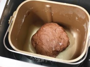 .除黄油外，将面团中的其它原材料放入面包桶中，启动一个揉面程序（10分钟）。