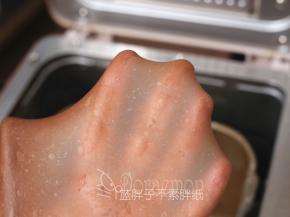 揉至能拉出薄膜，不需要到手套膜哦。