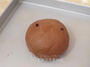 面团团圆先放在烤盘静置15分钟。记得盖上保鲜膜。