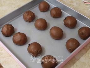接着将面团按压排气，平均分成12个面团，将它们都滚圆之后盖上保鲜膜松弛15分钟。