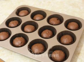 处理好的面团放入模具中。表面喷下水。放到烤箱中，底层放用烤盘放入50-60度的温水来制造湿度。利用烤箱35℃发酵到两倍大，大概需要40分钟。