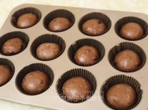 发酵到轻轻按压表面会回弹即可。取出发酵好的面团，烤箱200℃预热。