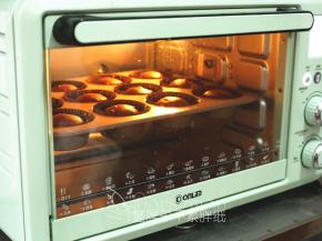 预热好之后将面团连同模具放入烤箱中下层，上下火175℃，烘烤18分钟。