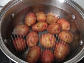 小土豆洗干净清水上锅煮二十分钟！