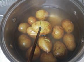 筷子可以插进去就熟了！