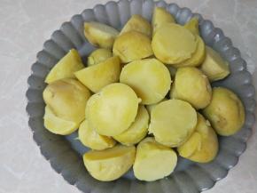 凉却后撕去皮切两半！