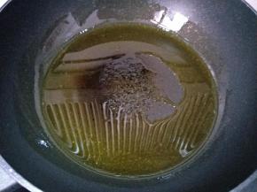 锅里倒油，我用的菜籽油，菜籽油比较香！