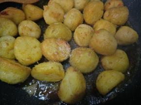 煎至表皮金黄撒点盐，根据自己的口味放！