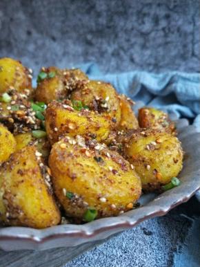 尝下味道，适合自己口味就可以装盘食用了！