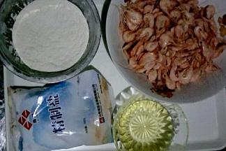 准备食材，小海虾洗净控去水分。