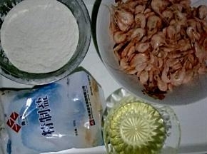 准备食材，小海虾洗净控去水分。