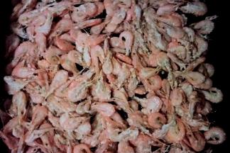 平底锅中倒油，开中火放入小海虾煎熟后煎酥即可。中途可翻几次面。