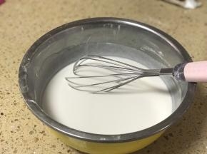 加入粘米粉和白砂糖搅拌成顺滑的面糊。