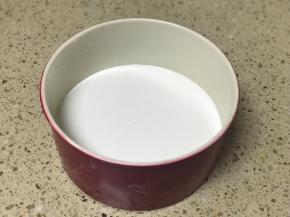 倒入活底不粘模具中。