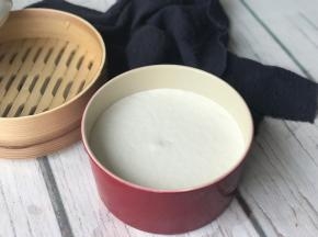 放在温暖处盖上保鲜膜醒发至表面出现小泡泡，大概2-3倍大。