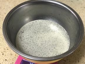 温水加酵母静置1分钟。