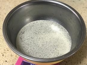 温水加酵母静置1分钟。