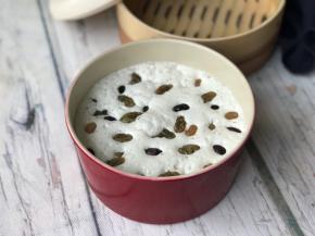 撒上适量的蜜豆和葡萄干。